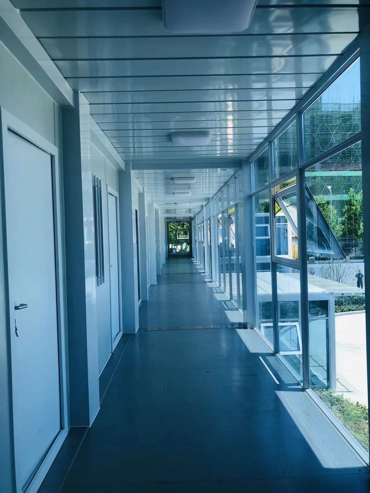 Interior glazed corridor inside a modular project